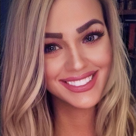 Meet your Posher, Erika - Picture 2 of 3